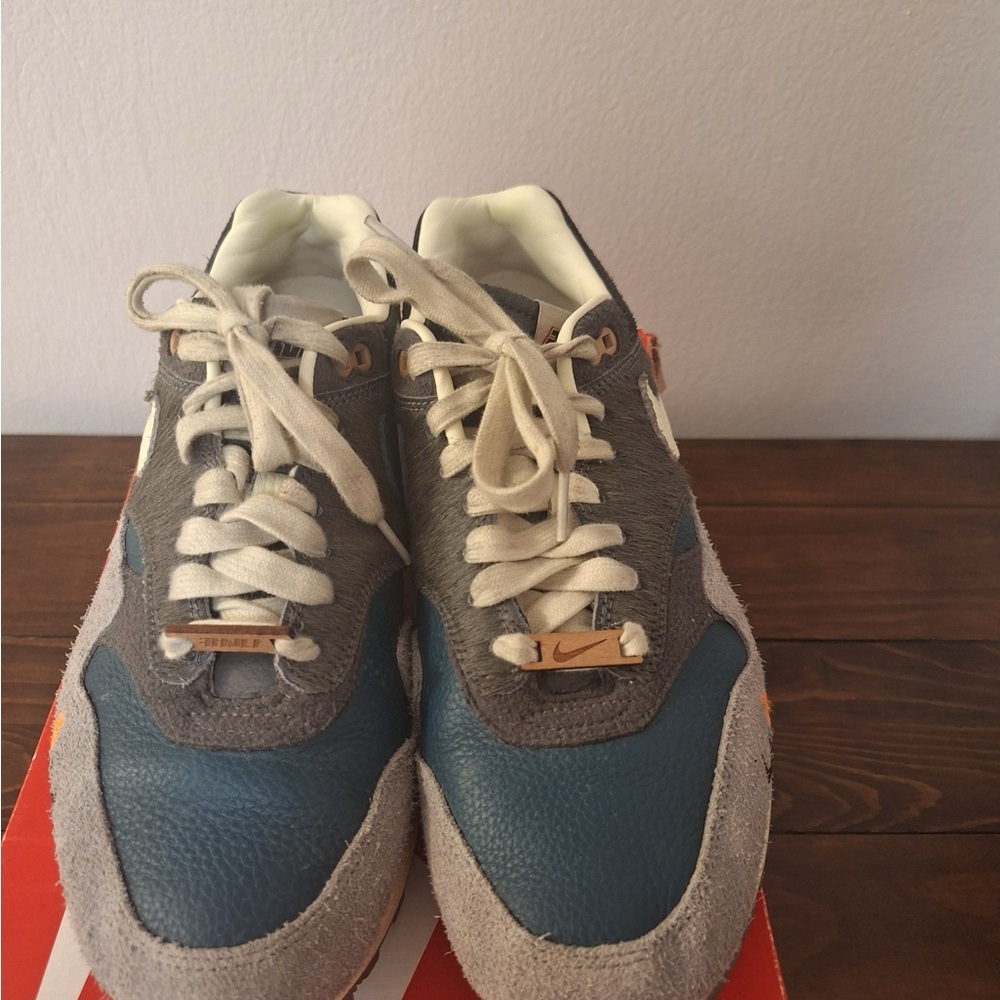 Nike White And Tan Sneakers - image 1